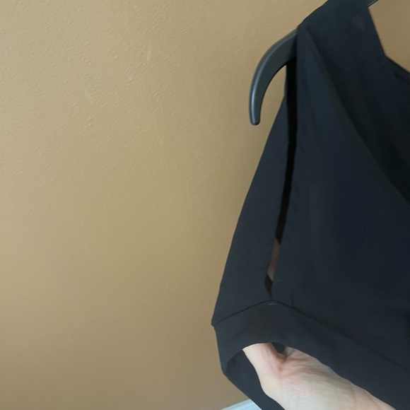 LUSH Elegant Black Women's Cold Shoulder Top Size Large Flowy Date Night - Picture 2 of 4